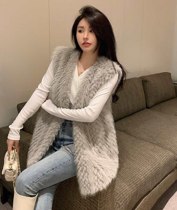 レディース ベスト 羽織 前開き ミディアム 袖なし ノースリーブ Vネック フェミニン フェイクファー かわいい 大人可愛い きれいめ シンプル 上品 おしゃれ こなれ感 存在感 キュート 都会的 ラグジュアリー 無地 秋 冬 誕生日 バレンタイン クリスマス ママ デート お出かけ パーティー イベント 旅行 レストラン 女子会 休日 ホテル ショッピング カフェ 普段使い 着回し ゆったり ゆる フリーサイズ グレー カーキ ベーシックカラー 大人カラー