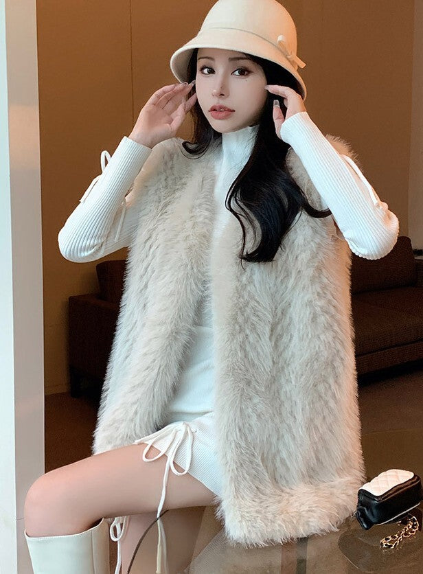 レディース ベスト 羽織 前開き ミディアム 袖なし ノースリーブ Vネック フェミニン フェイクファー かわいい 大人可愛い きれいめ シンプル 上品 おしゃれ こなれ感 存在感 キュート 都会的 ラグジュアリー 無地 秋 冬 誕生日 バレンタイン クリスマス ママ デート お出かけ パーティー イベント 旅行 レストラン 女子会 休日 ホテル ショッピング カフェ 普段使い 着回し ゆったり ゆる フリーサイズ グレー カーキ ベーシックカラー 大人カラー