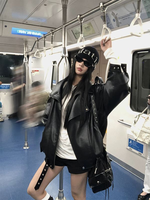 レディース アウター 上着 ミディアム レザージャケット ライダースジャケット ミドル丈 長袖 襟付き 角襟 ワイド オーバーサイズ ファスナー ポケット 前開き フェイクレザー かわいい シンプル カジュアル おしゃれ かっこいい メンズライク クール ナチュラル 無地 春 秋 ママ 通勤 学生 学校 通学 デート お出かけ 旅行 女子会 休日 ショッピング カフェ モノトーン 普段使い 着回し トレンド 流行 M L XL 2XL 大きいサイズ ブラック ブラウン ベーシックカラー