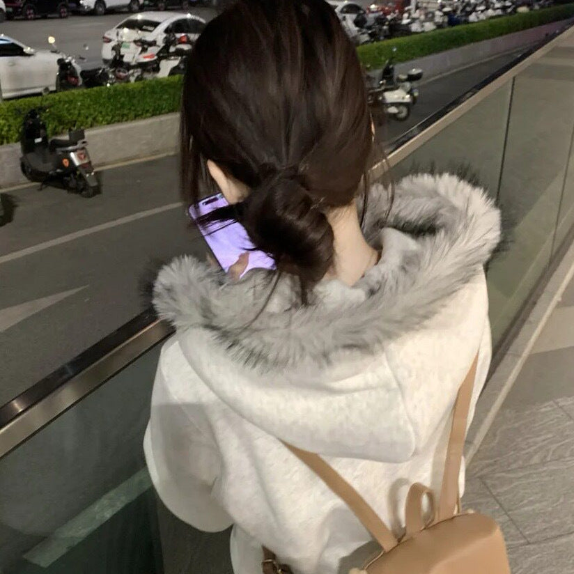 レディース トップス パーカー 上着 ショート 長袖 フード 細身 ストリート ふわふわ ファスナー ポケット 前開き ジップ ファー 薄手 綿 コットン 大人可愛い シンプル カジュアル おしゃれ かっこいい ラフ 存在感 抜け感 アメリカン 無地 ロゴ 秋 10代 20代 30代 40代 学生 デート お出かけ アウトドア 旅行 公園 女子会 休日 ショッピング ライブ 韓国 コーデ 楽ちん 普段使い 着回し モテ トレンド 流行 定番 スタイル M L XL 2XL ゆる グレー ライトグレー 灰色