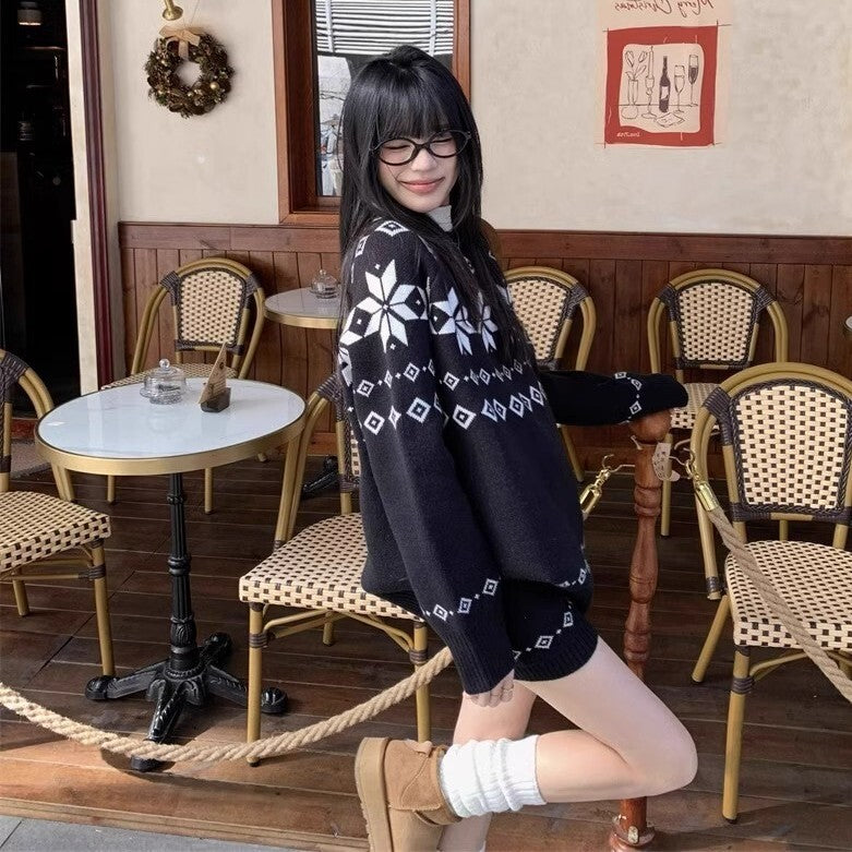 レディース トップス パンツ ボトムス ニット セーター プルオーバー セットアップ ミディアム ショートパンツ ショート 膝上 長袖 ドロップショルダー クルーネック 襟なし オーバーサイズ 編み込み 伸縮性 かわいい 大人可愛い シンプル カジュアル 上品 おしゃれ レトロ こなれ感 ラフ 存在感 抜け感 カントリー ナチュラル ノルディック 秋 冬 クリスマス 学生 学校 通学 デート お出かけ イベント 旅行 休日 ライブ カフェ 脚長 普段使い 着回し インスタ映え S M L ゆったり