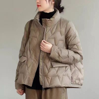 レディース コート ダウン アウター 上着 ダウンコート ショート 長袖 ハイネック オーバーサイズ ポケット 前開き 大人可愛い シンプル カジュアル おしゃれ かっこいい 個性的 主役級 存在感 都会的 無地 秋 冬 ロングシーズン ママ 通勤 通学 デート お出かけ 旅行 公園 女子会 合コン 韓国 オルチャン 暖かい 防寒 体型カバー 普段使い 着回し トレンド インスタ映え S M L 大きいサイズ 黒 ブラック グレー オフホワイト