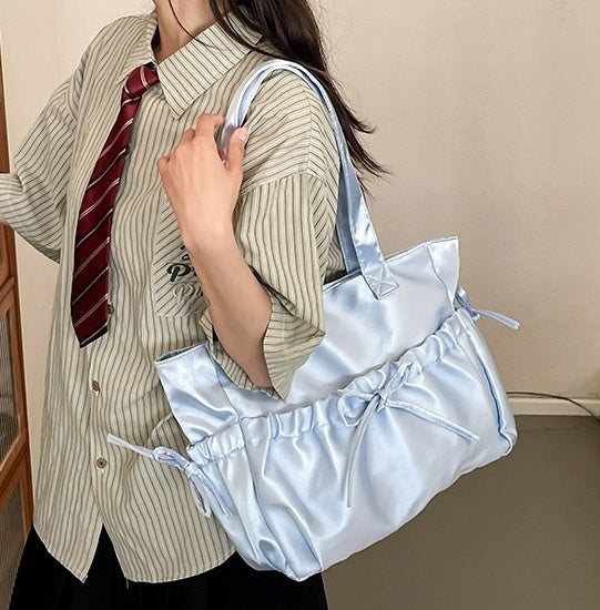 バッグ かばん 鞄 レディースバック ショルダーバッグ サテン リボン ファスナー 光沢 かわいい 大人可愛い きれいめ シンプル カジュアル 大人 上品 おしゃれ かっこいい レトロ 大人可愛い 大人女子 こなれ感 個性的 主役級 存在感 オールシーズン ベーシック ナチュラル キュート ガーリー 無地 レディース 女性用 ママ OL 通勤 オフィス 学生 通学 デート お出かけ 女子会 お泊まり 旅行 ランチ リゾート 休日 ショッピング イベント コンパ デイリー 普段使い トレンド モテ 高見え