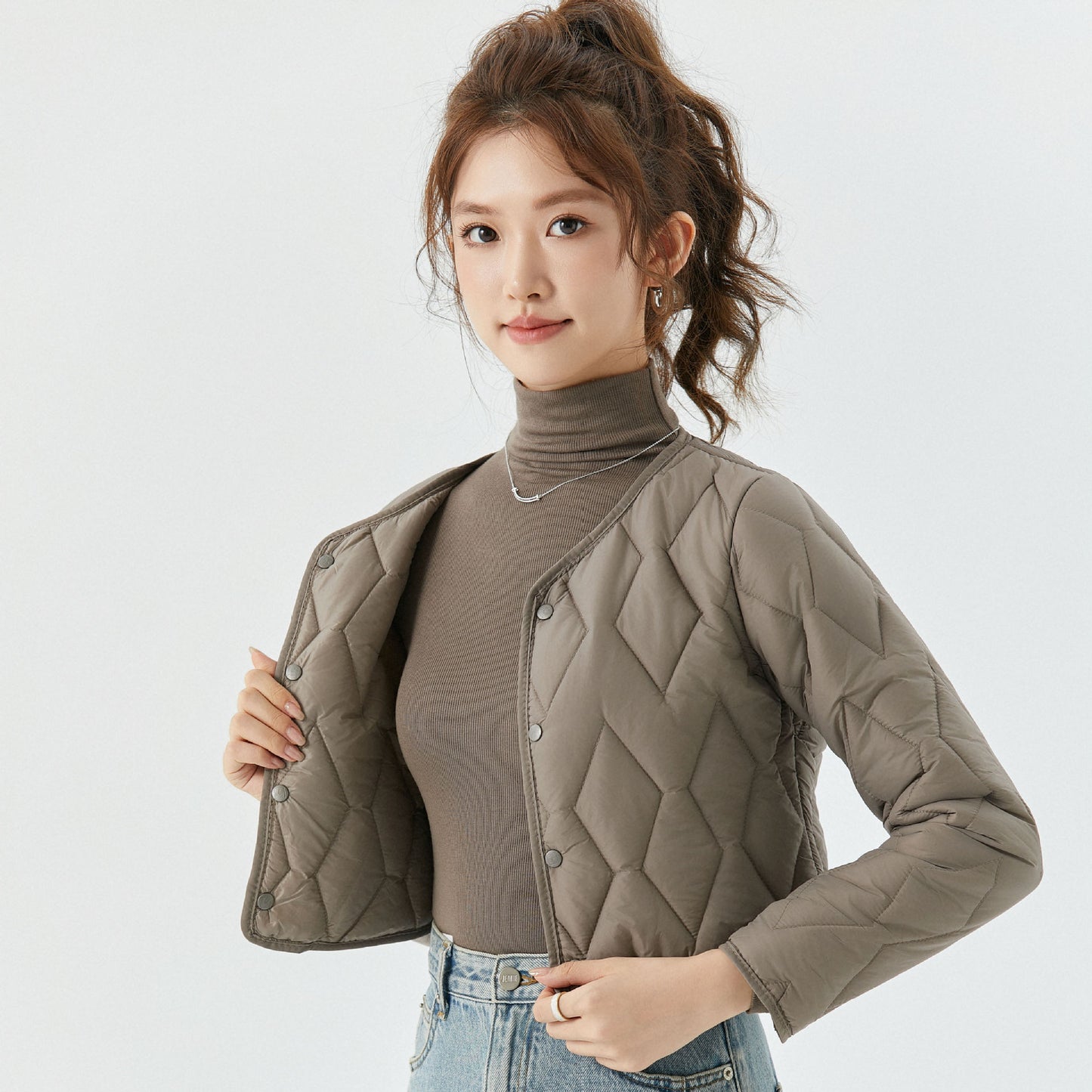 レディース ジャケット 上着 ショート 長袖 ラウンドネック ノーカラー スリム 細身 薄手 大人可愛い シンプル カジュアル おしゃれ こなれ感 個性的 主役級 存在感 抜け感 都会的 無地 春 秋 ロングシーズン ママ 通勤 通学 デート お出かけ 旅行 重ね着 韓国 オルチャン 楽ちん 体型カバー 普段使い 着回し レイヤード 流行 インスタ映え M L XL 2XL 3XL 4XL 大きいサイズ ビッグ 白 ホワイト 黒 ブラック ピンク