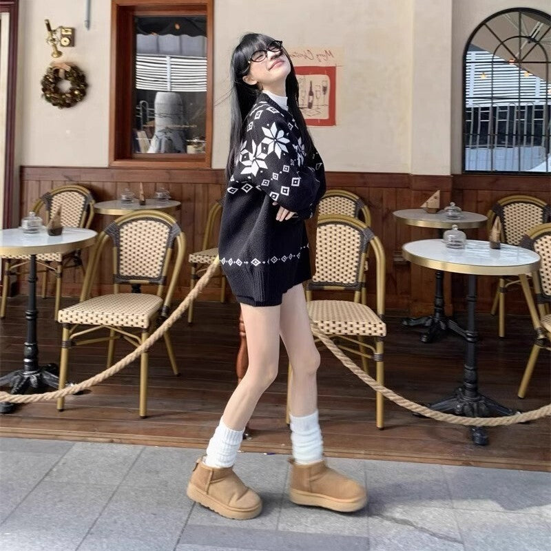 レディース トップス パンツ ボトムス ニット セーター プルオーバー セットアップ ミディアム ショートパンツ ショート 膝上 長袖 ドロップショルダー クルーネック 襟なし オーバーサイズ 編み込み 伸縮性 かわいい 大人可愛い シンプル カジュアル 上品 おしゃれ レトロ こなれ感 ラフ 存在感 抜け感 カントリー ナチュラル ノルディック 秋 冬 クリスマス 学生 学校 通学 デート お出かけ イベント 旅行 休日 ライブ カフェ 脚長 普段使い 着回し インスタ映え S M L ゆったり