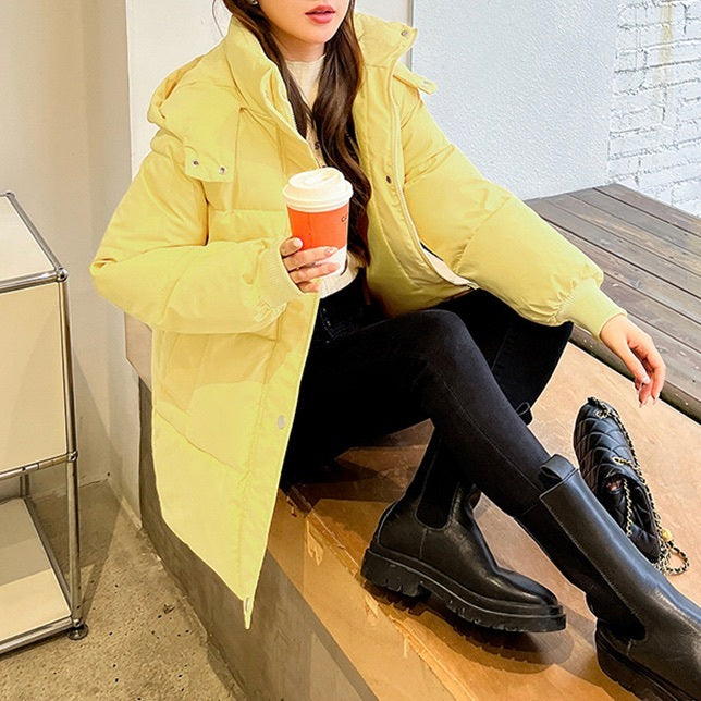 レディース アウター 上着 ミディアム ダウンコート ダウンジャケット 膝上 長袖 スタンドカラー フード ストレート Iライン フェミニン ストリート もこもこ アメカジ きれいめ シンプル カジュアル おしゃれ かっこいい スポーティー ガーリー 抜け感 キュート クラシカル ベーシック アメリカン アクティブ ナチュラル 無地 秋 冬 お出かけ アウトドア キャンプ 旅行 暖かい 防寒 普段使い 着回し S M L XL 2XL 小さいサイズ 大きいサイズ ゆったり 黒 ブラック 黄色 イエロー