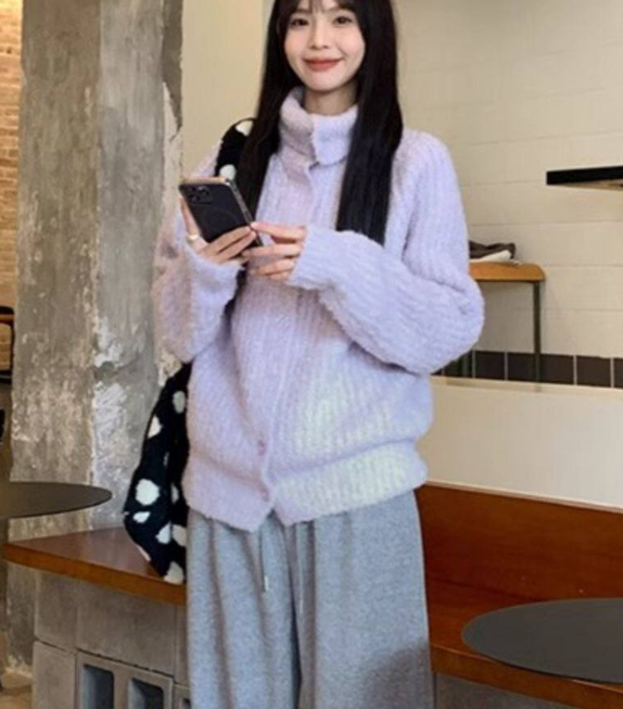 レディース セーター カーディガン 長袖 ハイネック 襟なし フェミニン リブ 前開き ボタン かわいい 大人可愛い きれいめ シンプル カジュアル 上品 おしゃれ こなれ感 ラフ 主役級 存在感 抜け感 都会的 無地 秋 冬 お出かけ お泊まり イベント リゾート 旅行 レストラン 女子会 休日 ホテル ショッピング カフェ 韓国 オルチャン 楽ちん 暖かい 防寒 体型カバー 普段使い 着回し モテ 清楚 トレンド インスタ映え フリーサイズ 大人カラー 春カラー パープル