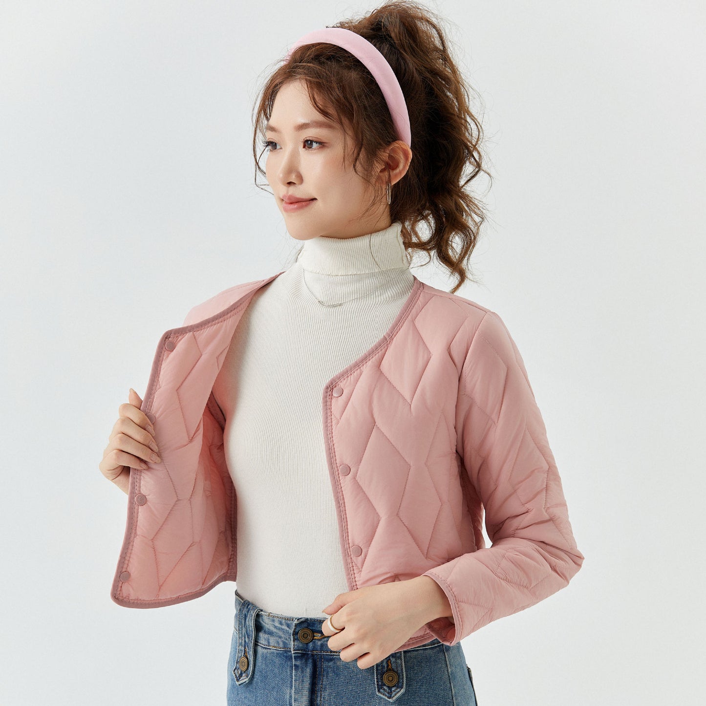 レディース ジャケット 上着 ショート 長袖 ラウンドネック ノーカラー スリム 細身 薄手 大人可愛い シンプル カジュアル おしゃれ こなれ感 個性的 主役級 存在感 抜け感 都会的 無地 春 秋 ロングシーズン ママ 通勤 通学 デート お出かけ 旅行 重ね着 韓国 オルチャン 楽ちん 体型カバー 普段使い 着回し レイヤード 流行 インスタ映え M L XL 2XL 3XL 4XL 大きいサイズ ビッグ 白 ホワイト 黒 ブラック ピンク