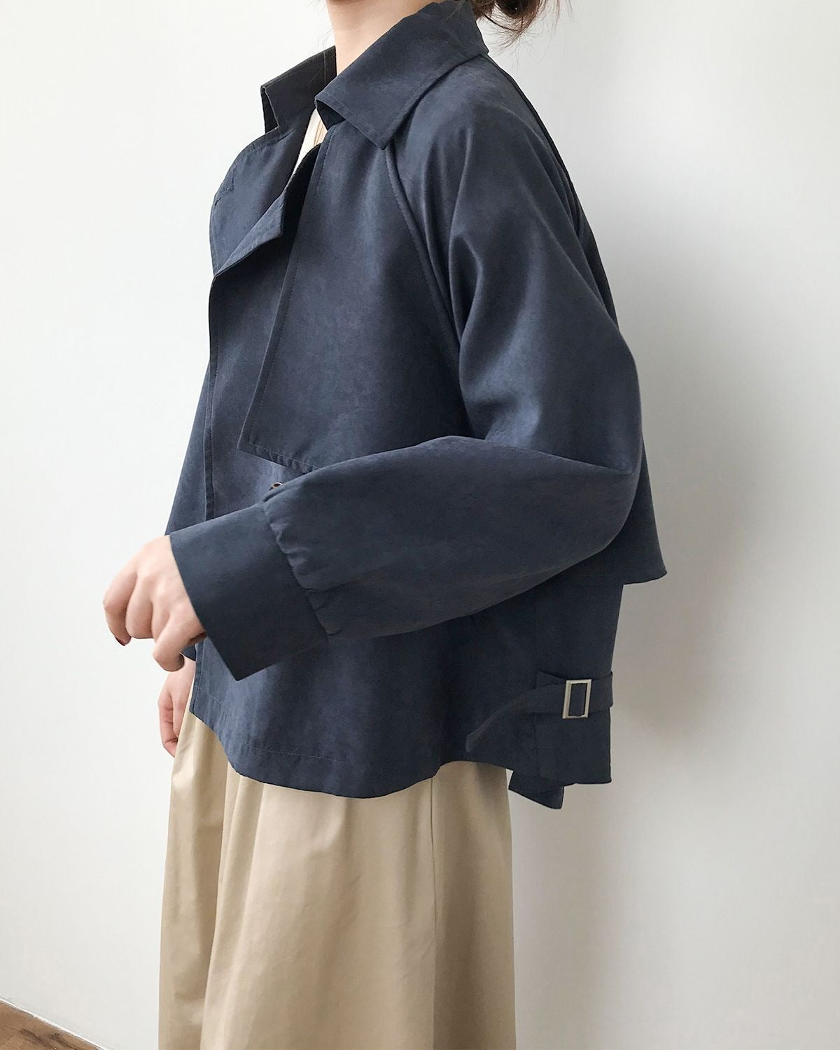 レディース コート アウター 上着 トレンチ トレンチコート ショート丈 ショート丈コート ショート 長袖 萌袖 ポケット 前開き ボタン かわいい 大人可愛い シンプル カジュアル 上品 おしゃれ かっこいい こなれ感 ラフ 主役級 存在感 抜け感 ベーシック ナチュラル 清潔感 無地 春 秋 デート お出かけ 旅行 女子会 休日 ショッピング カフェ 重ね着 体型カバー 普段使い 着回し レイヤード トレンド 流行 インスタ映え スタイリッシュ スタイルアップ M L ネイビーブルー