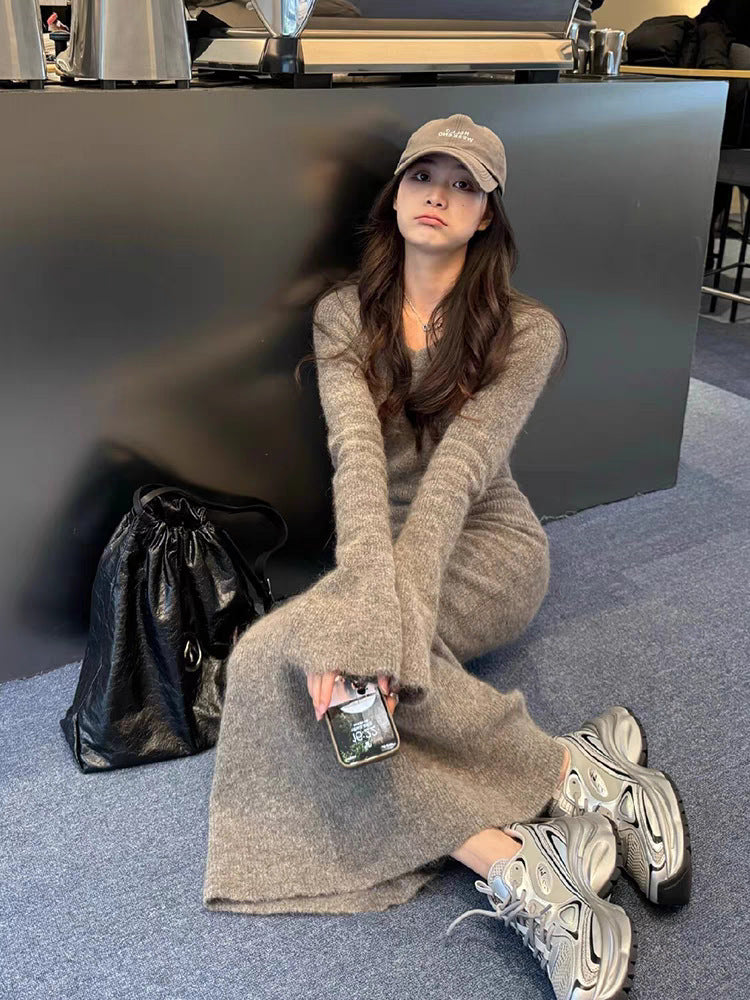 レディース ワンピース ニットワンピ ロング 長袖 フレアスリーブ Uネック 襟なし Iライン フェミニン リブ かわいい 大人可愛い きれいめ シンプル カジュアル 上品 おしゃれ こなれ感 ラフ 主役級 存在感 抜け感 都会的 無地 秋 冬 デート お出かけ お泊まり パーティー イベント リゾート 旅行 レストラン 女子会 ショッピング カフェ 韓国 オルチャン コーデ 体型カバー 美脚 脚長 普段使い モテ 清楚 S M L XL 大きいサイズ ベージュ 大人カラー