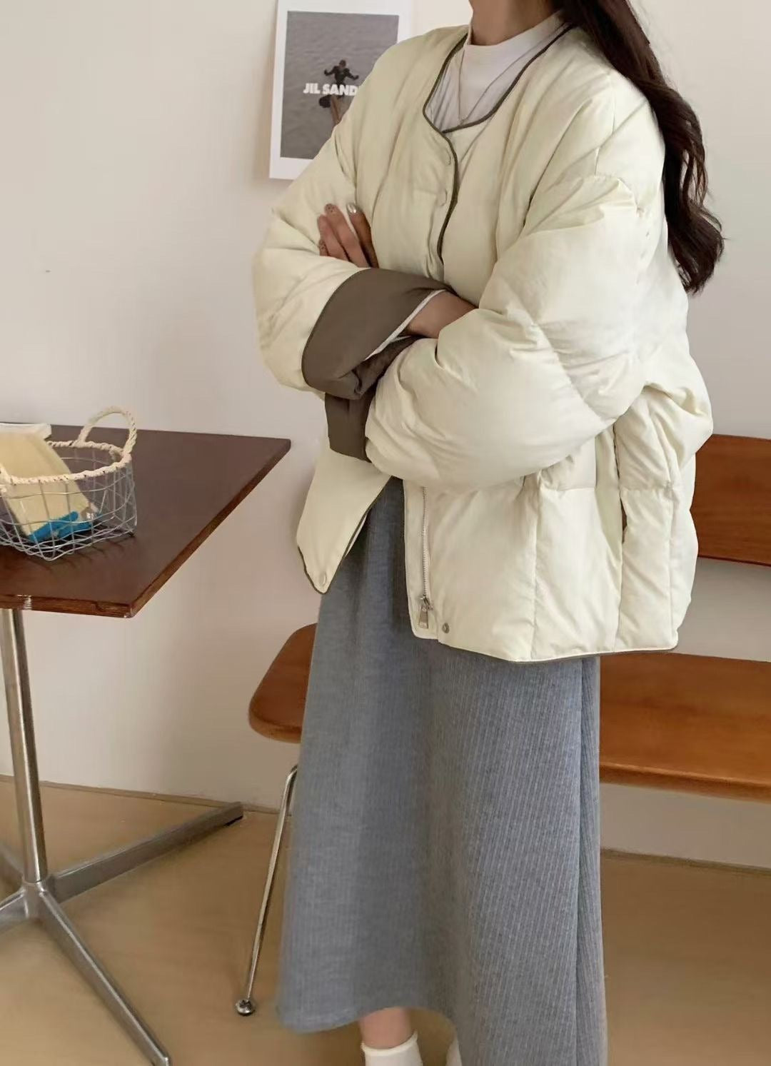 レディース ジャケット アウター 上着 ダウン ダウンジャケット キルティング 大人カジュアル 襟なし ノーカラー ファスナー ポケット 前開き ボタン かわいい 大人可愛い シンプル カジュアル おしゃれ こなれ感 ラフ 主役級 存在感 抜け感 キュート ナチュラル 無地 秋 冬 デート お出かけ イベント 休日 ショッピング カフェ 散歩 重ね着 暖かい 体型カバー 普段使い 着回し レイヤード スタイリッシュ スタイルアップ S M オフホワイト ライトイエロー グリーン ブラック