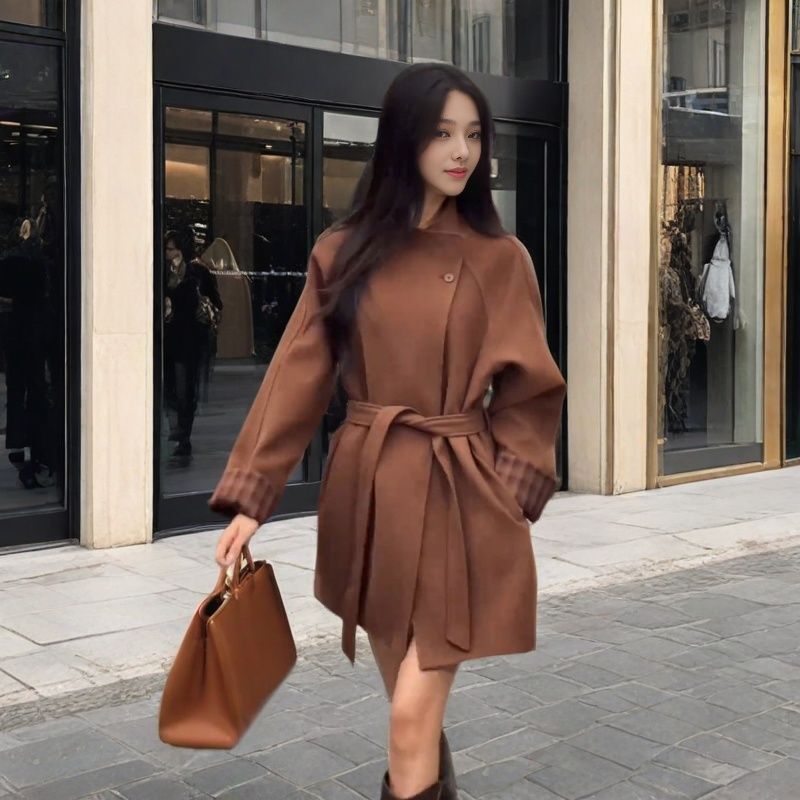 襟2way レディース アウター 上着 羽織 前開き ミディアム 膝上 長袖 ラグラン 襟付き スタンドカラー ワイド オーバーサイズ ベルト ウエストマーク ボタン かわいい 大人可愛い シンプル カジュアル 上品 おしゃれ レトロ こなれ感 エレガント 抜け感 シック 無地 チェック 秋 冬 ママ 通勤 学生 学校 通学 デート お出かけ 旅行 レストラン 女子会 休日 ホテル ショッピング カフェ 普段使い 着回し S M L ゆったり ゆる グレー ベーシックカラー 秋カラー