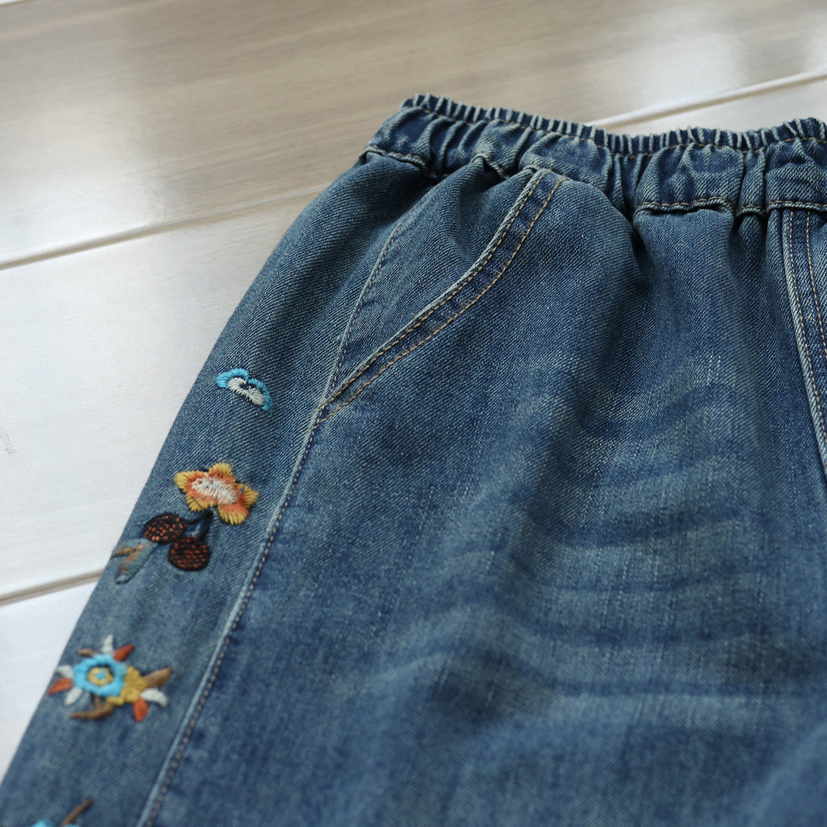 レディース パンツ ボトムス デニム Gパン ストレートパンツ ワイドパンツ デニムパンツ 刺繍 ポケット ウエストゴム アメカジ かわいい 大人可愛い シンプル カジュアル 上品 おしゃれ レトロ こなれ感 ラフ キュート ベーシック ナチュラル 無地 春 夏 秋 冬 オールシーズン シーズンレス ママ 学生 学校 通学 デート お出かけ アウトドア 旅行 公園 女子会 休日 高原 ガーデン ショッピング お花見 カフェ ランチ お家時間 楽ちん 体型カバー 普段使い 着回し M L XL ブルー