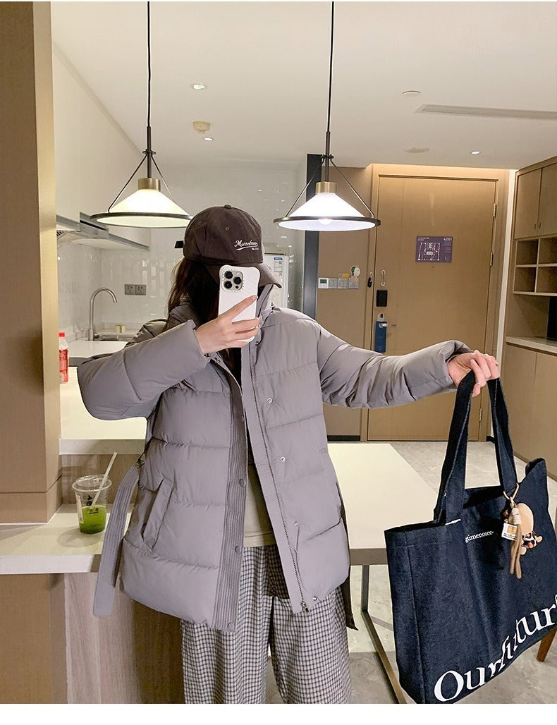 レディース ジャケット コート アウター 上着 中綿ジャケット 長袖 フード 取り外し可能 フェミニン ファスナー ポケット ボタン ウエストベルト 中綿 かわいい 大人可愛い きれいめ シンプル カジュアル 上品 おしゃれ こなれ感 ガーリー エレガント 抜け感 ベーシック 無地 秋 冬 通勤 学生 学校 通学 デート お出かけ お泊まり 女子会 休日 高原 ガーデン ショッピング カフェ 暖かい 防寒 普段使い 着回し 定番 S M L XL ゆったり 黒 ブラック 茶色 ブラウン グレー ベージュ