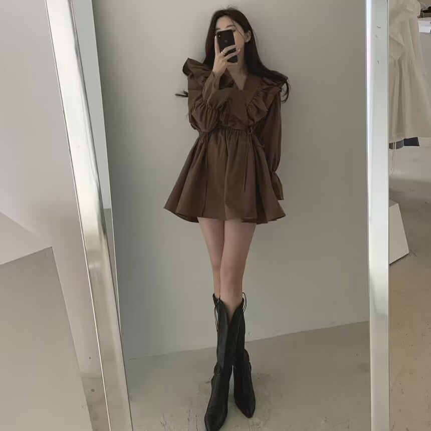 レディース ワンピース ミニ ショート 長袖 フリル袖 カシュクール フリルカラー フレア Aライン フェミニン フリル ウエストマーク ウエストリボン ハイウエスト かわいい 大人可愛い おしゃれ ガーリー エレガント ラブリー キュート ロリータ 都会的 ラグジュアリー クラシカル ロマンティック 無地 春 秋 デート お出かけ イベント レストラン 休日 美脚 脚長 清楚 トレンド 流行 インスタ映え S M L XL 2XL 小さいサイズ 大きいサイズ 白 ホワイト 黒 ブラック 茶色 ブラウン