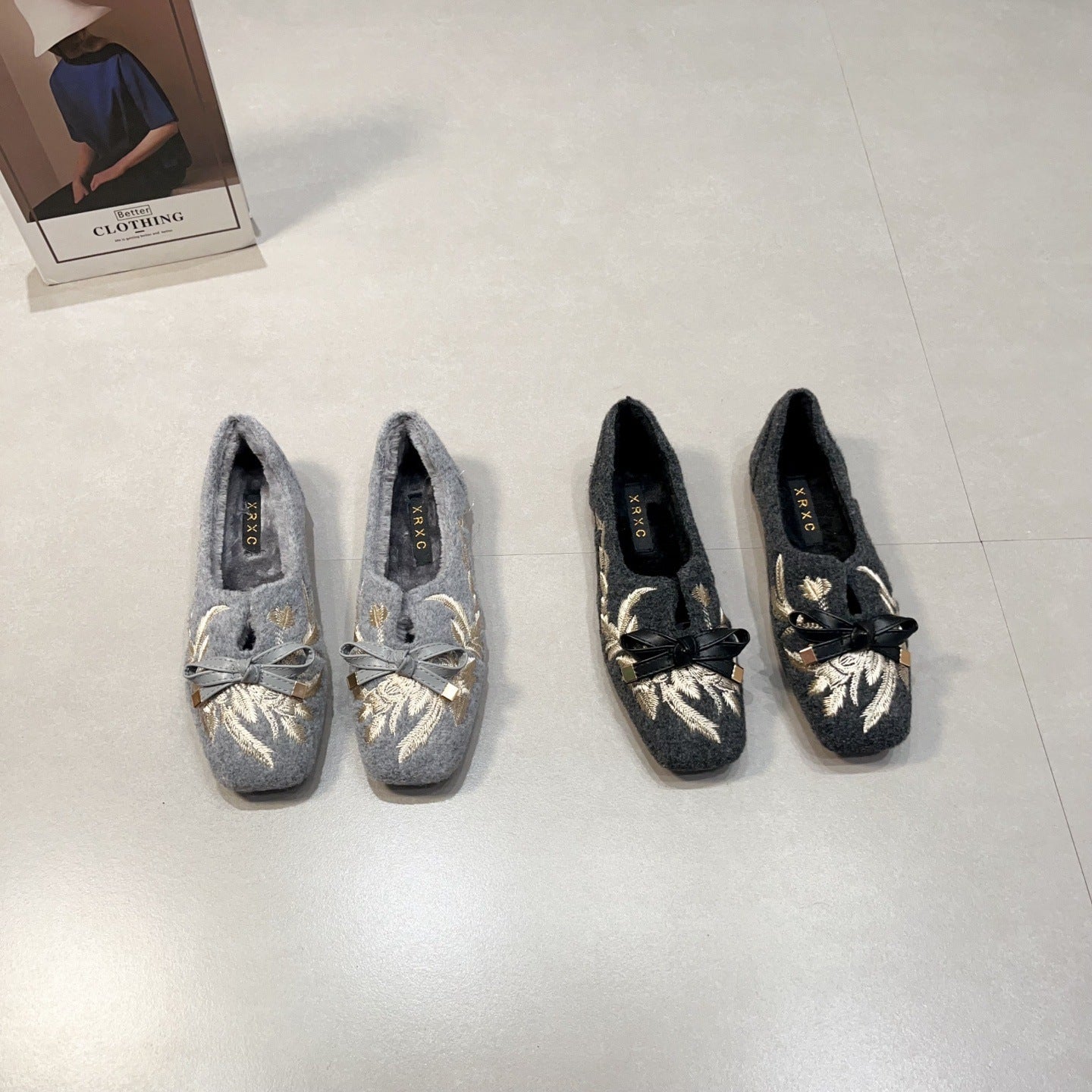 ダークグレー レディース スリッポン ローファー フラット スクエアトゥ 刺繍 リボン かわいい 大人可愛い 上品 おしゃれ かっこいい エレガント 主役級 存在感 柄 秋 冬 通勤 通学 デート お出かけ パーティー イベント リゾート 旅行 ホテル レストラン 休日 コーデ スタイル 高見え 格上げ モテ 22.5cm 23.0cm 23.5cm 24.0cm 24.5cm 25.0cm 25.5cm グレー