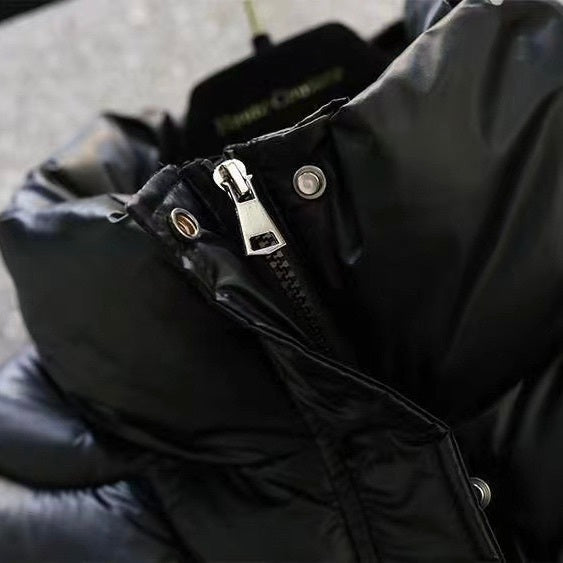 レディース ベスト ダウン アウター 上着 ショート 袖なし ノースリーブ ハイネック ポケット 前開き ドロスト きれいめ シンプル カジュアル おしゃれ こなれ感 メンズライク マニッシュ ボーイッシュ スポーティー クール ベーシック アクティブ ナチュラル 無地 秋 冬 お出かけ アウトドア キャンプ 旅行 公園 休日 高原 重ね着 楽ちん 暖かい 防寒 体型カバー 普段使い 着回し レイヤード 定番 M L XL 2XL 3XL 大きいサイズ ビッグ ゆったり ゆる 白 ホワイト 黒 ブラック