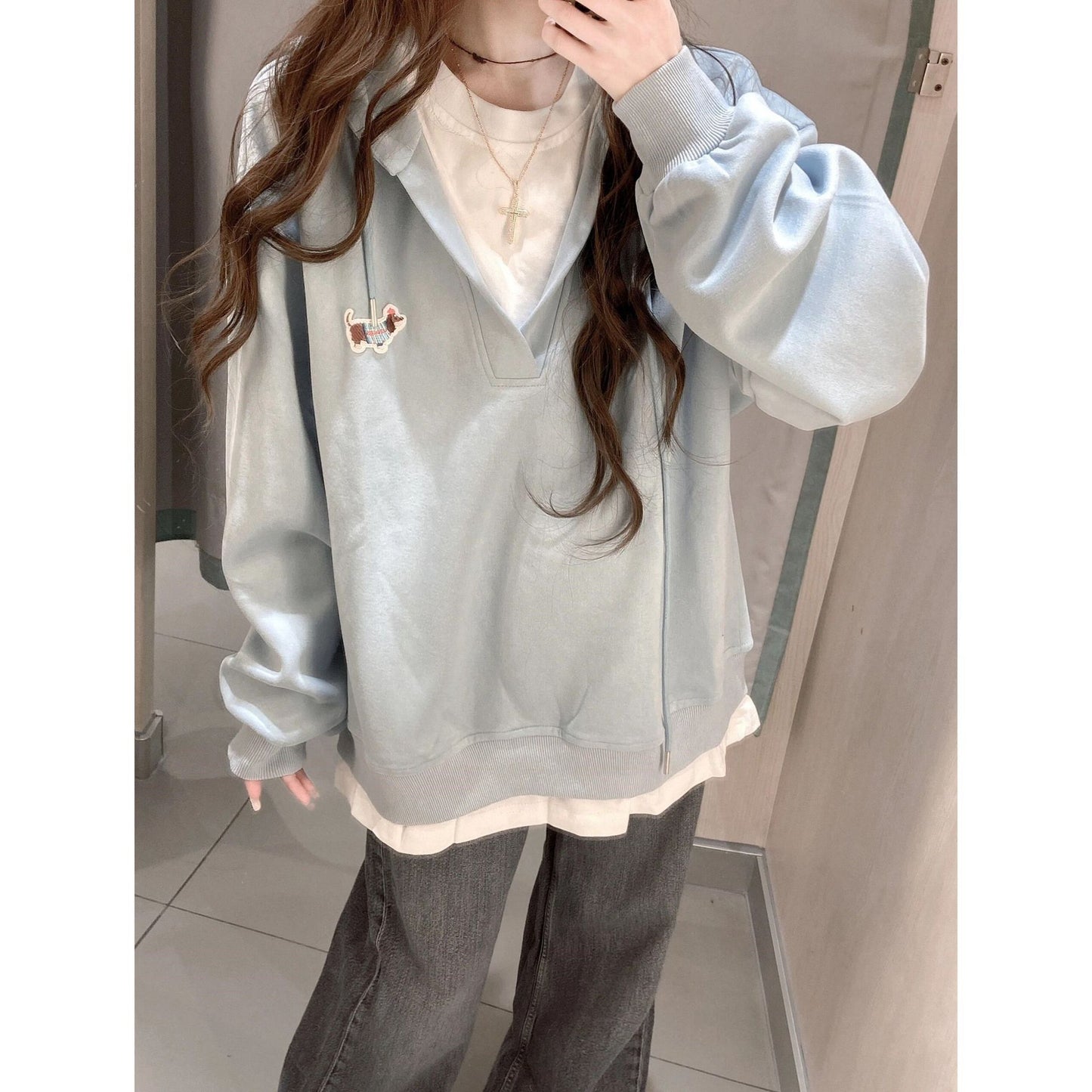 レディース プルオーバー パーカー トレーナー 長袖 Vネック フード ストリート 刺? かわいい 大人可愛い シンプル カジュアル おしゃれ こなれ感 ラフ メンズライク 個性的 主役級 存在感 無地 春 秋 冬 デート お出かけ イベント 旅行 公園 女子会 休日 ショッピング 重ね着 お揃い 韓国 オルチャン コーデ 楽ちん 普段使い 着回し トレンド 流行 M L XL 2XL 水色 ブルー