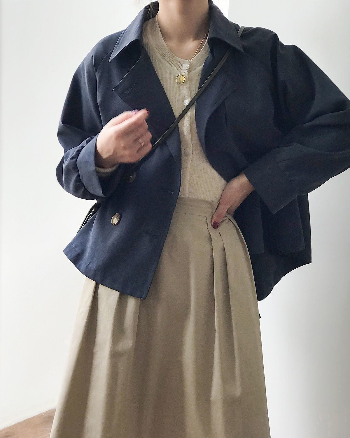 レディース コート アウター 上着 トレンチ トレンチコート ショート丈 ショート丈コート ショート 長袖 萌袖 ポケット 前開き ボタン かわいい 大人可愛い シンプル カジュアル 上品 おしゃれ かっこいい こなれ感 ラフ 主役級 存在感 抜け感 ベーシック ナチュラル 清潔感 無地 春 秋 デート お出かけ 旅行 女子会 休日 ショッピング カフェ 重ね着 体型カバー 普段使い 着回し レイヤード トレンド 流行 インスタ映え スタイリッシュ スタイルアップ M L ネイビーブルー