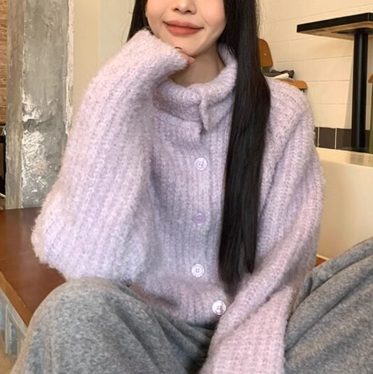 レディース セーター カーディガン 長袖 ハイネック 襟なし フェミニン リブ 前開き ボタン かわいい 大人可愛い きれいめ シンプル カジュアル 上品 おしゃれ こなれ感 ラフ 主役級 存在感 抜け感 都会的 無地 秋 冬 お出かけ お泊まり イベント リゾート 旅行 レストラン 女子会 休日 ホテル ショッピング カフェ 韓国 オルチャン 楽ちん 暖かい 防寒 体型カバー 普段使い 着回し モテ 清楚 トレンド インスタ映え フリーサイズ 大人カラー 春カラー パープル