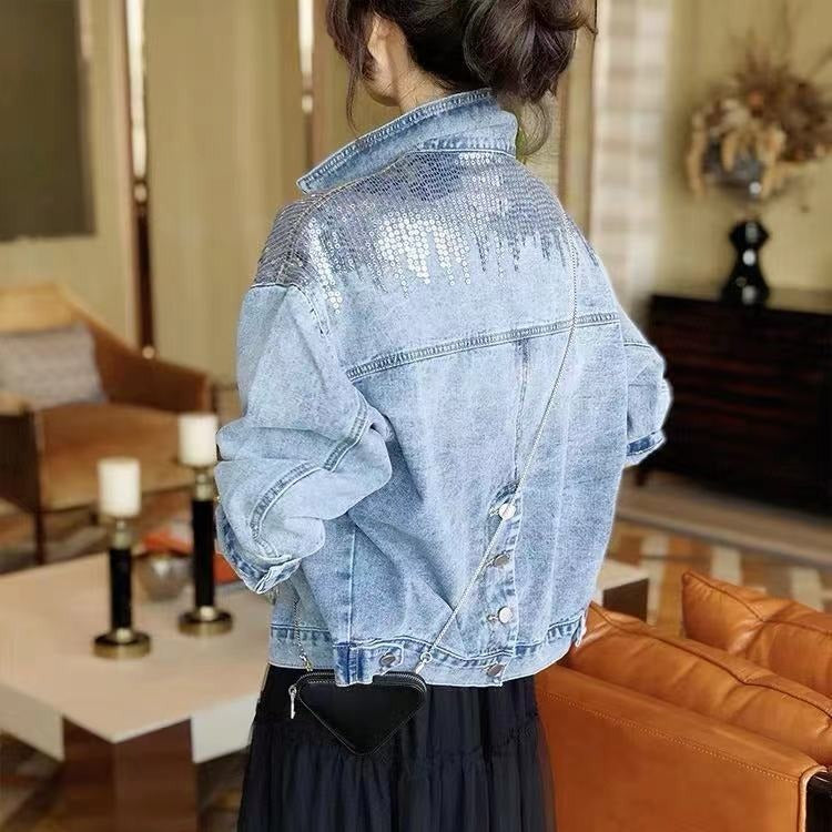 レディース ジャケット アウター 上着 スパンコール デニムジャケット Ｇジャン バックスリット スパンコール刺繍 キラキラ 長袖 襟付き 刺繍 スリット 前開き ボタン デニム ブルーデニム かわいい 大人可愛い シンプル カジュアル おしゃれ かっこいい こなれ感 ラフ 主役級 存在感 抜け感 無地 春 秋 デート お出かけ イベント 女子会 休日 ショッピング カフェ 重ね着 体型カバー 普段使い 着回し レイヤード インスタ映え スタイルアップ スタイリッシュ S M L XL ライトブルー