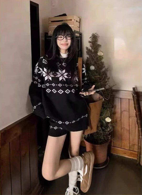 レディース トップス パンツ ボトムス ニット セーター プルオーバー セットアップ ミディアム ショートパンツ ショート 膝上 長袖 ドロップショルダー クルーネック 襟なし オーバーサイズ 編み込み 伸縮性 かわいい 大人可愛い シンプル カジュアル 上品 おしゃれ レトロ こなれ感 ラフ 存在感 抜け感 カントリー ナチュラル ノルディック 秋 冬 クリスマス 学生 学校 通学 デート お出かけ イベント 旅行 休日 ライブ カフェ 脚長 普段使い 着回し インスタ映え S M L ゆったり