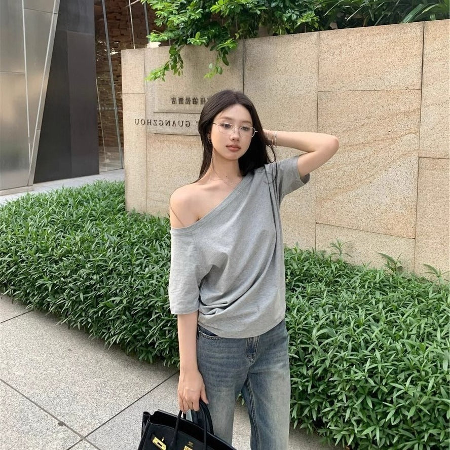 レディース Ｔシャツ オフショルダーＴシャツ オフショルダートップス オフショルＴシャツ トップス カットソー プルオーバー オフショルデザイン 半袖 かわいい 大人可愛い シンプル カジュアル おしゃれ かっこいい こなれ感 ラフ ルーズ 主役級 存在感 抜け感 ナチュラル 無地 春 夏 デート お出かけ リゾート 旅行 海 プール 公園 女子会 休日 ショッピング カフェ お家時間 体型カバー 普段使い 着回し 定番 スタイルアップ スタイリッシュ S M L XL グレー ブラック ネイビーブルー
