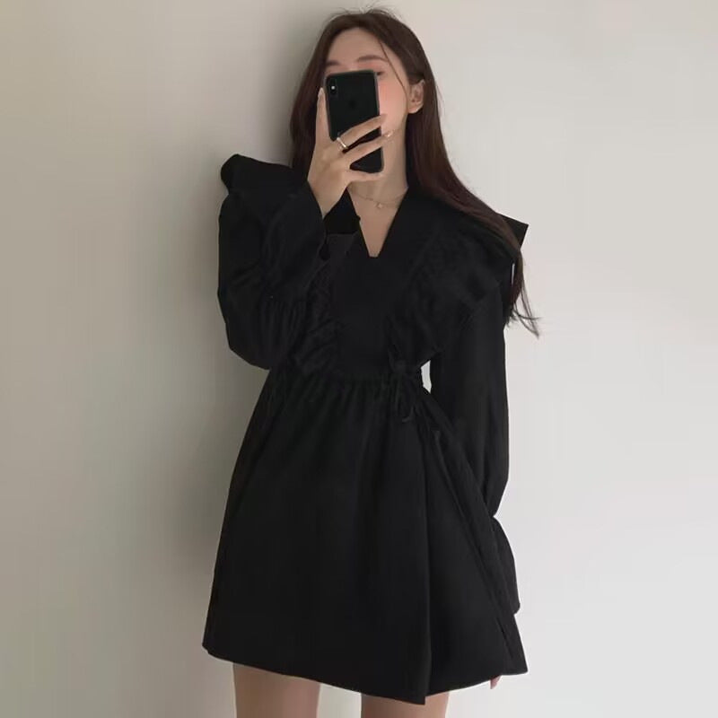 レディース ワンピース ミニ ショート 長袖 フリル袖 カシュクール フリルカラー フレア Aライン フェミニン フリル ウエストマーク ウエストリボン ハイウエスト かわいい 大人可愛い おしゃれ ガーリー エレガント ラブリー キュート ロリータ 都会的 ラグジュアリー クラシカル ロマンティック 無地 春 秋 デート お出かけ イベント レストラン 休日 美脚 脚長 清楚 トレンド 流行 インスタ映え S M L XL 2XL 小さいサイズ 大きいサイズ 白 ホワイト 黒 ブラック 茶色 ブラウン