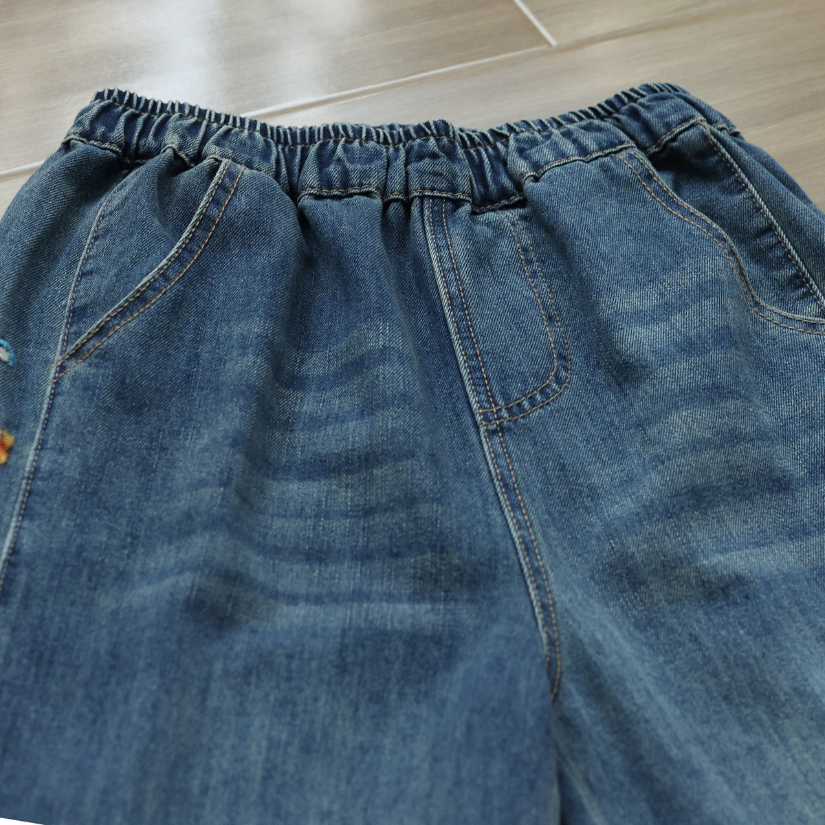 レディース パンツ ボトムス デニム Gパン ストレートパンツ ワイドパンツ デニムパンツ 刺繍 ポケット ウエストゴム アメカジ かわいい 大人可愛い シンプル カジュアル 上品 おしゃれ レトロ こなれ感 ラフ キュート ベーシック ナチュラル 無地 春 夏 秋 冬 オールシーズン シーズンレス ママ 学生 学校 通学 デート お出かけ アウトドア 旅行 公園 女子会 休日 高原 ガーデン ショッピング お花見 カフェ ランチ お家時間 楽ちん 体型カバー 普段使い 着回し M L XL ブルー