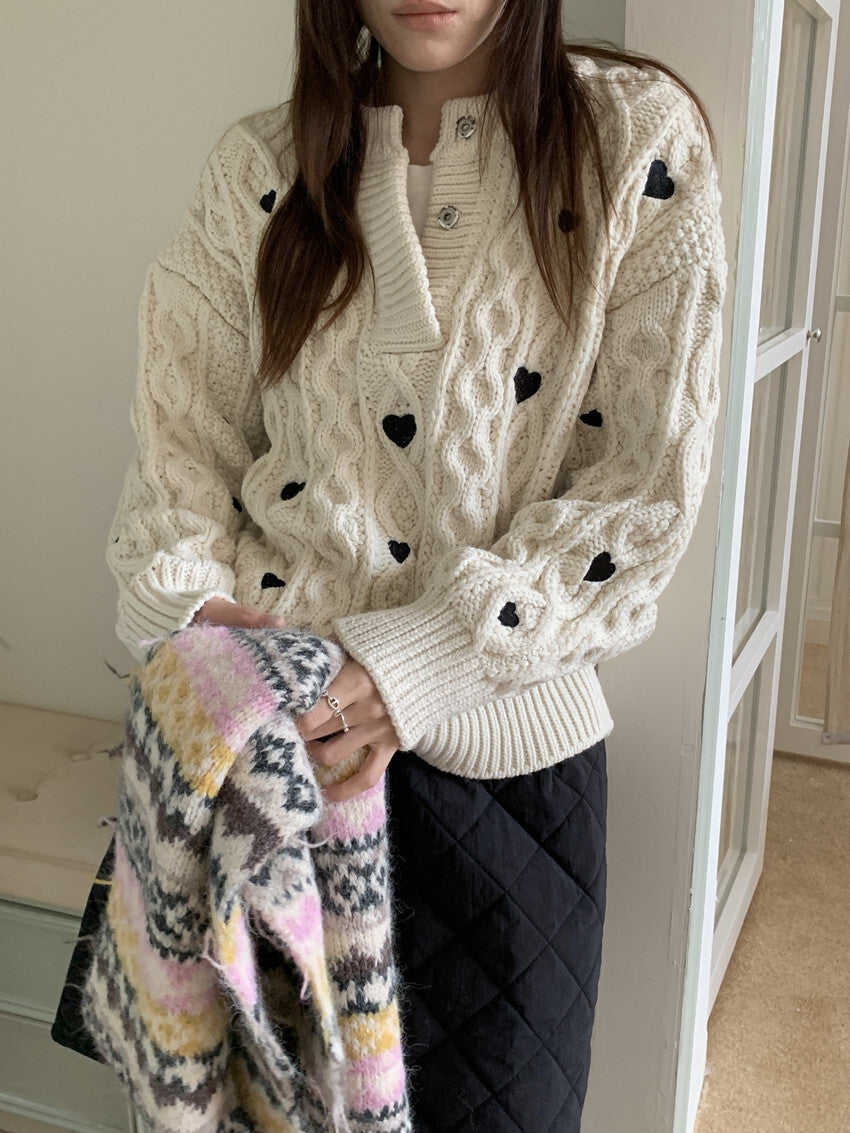 レディース トップス ニット セーター ミディアム 長袖 ヘンリーネック オーバーサイズ フェミニン かわいい 大人可愛い シンプル カジュアル おしゃれ こなれ感 ラフ ガーリー ルーズ 個性的 存在感 キュート ナチュラル ケーブル柄 ハート柄 秋 冬 ママ 通勤 学生 学校 部活 デート お出かけ お泊まり アウトドア 旅行 公園 女子会 休日 ショッピング ライブ カフェ ランチ お家時間 韓国 コーデ 普段使い モテ ゆったり ゆる フリーサイズ ブラック ベージュ ベーシックカラー 大人カラー
