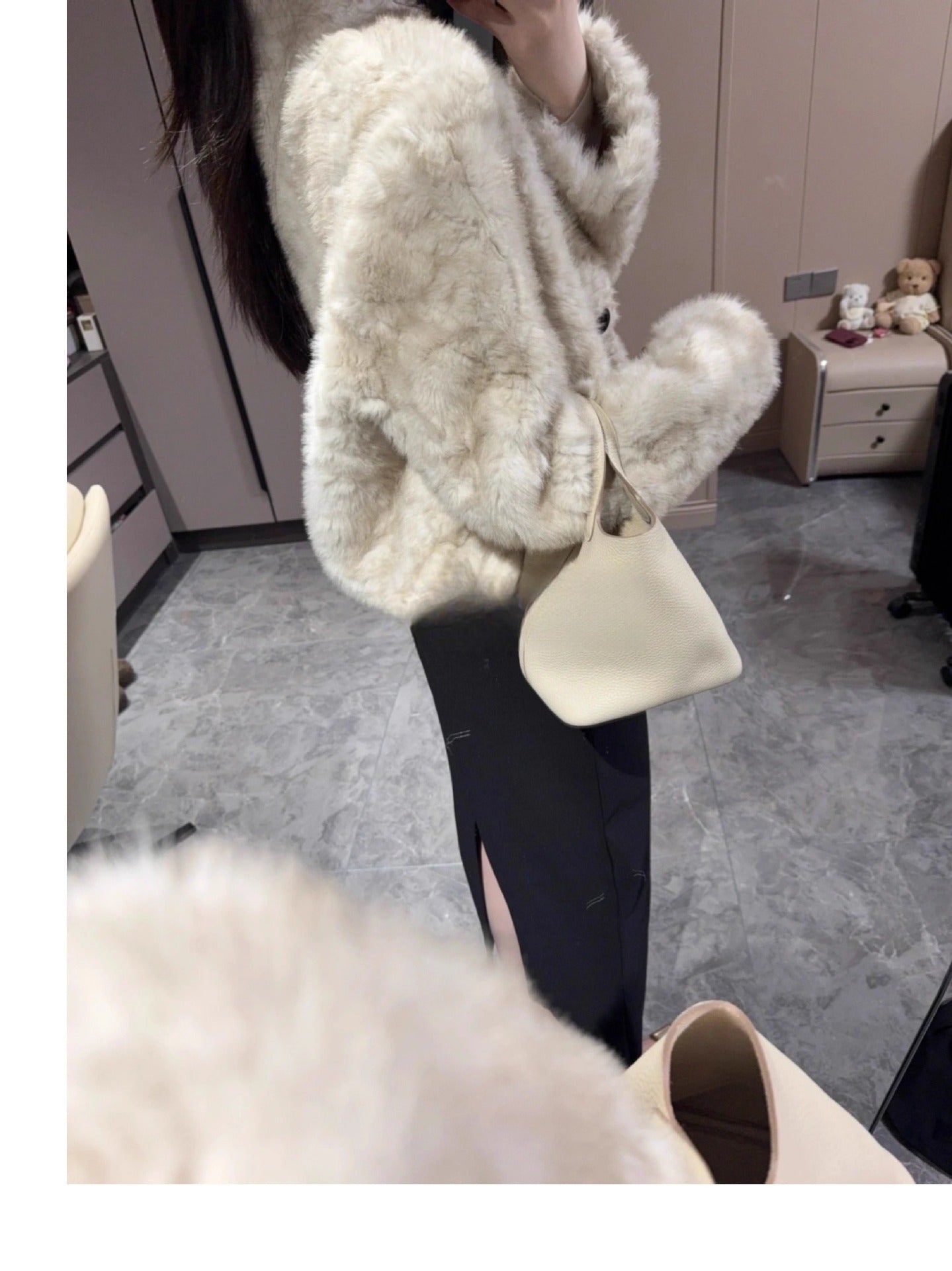 レディース ジャケット アウター 上着 前開き ショート 長袖 Vネック ワイド ストレート もこもこ ふわふわ ボタン ファー フェイクファー 厚手 大人可愛い きれいめ シンプル おしゃれ こなれ感 個性的 クール 主役級 存在感 抜け感 都会的 無地 秋 冬 ロングシーズン ママ 通勤 デート お出かけ 旅行 女子会 ホテル 合コン 韓国 オルチャン 楽ちん 暖かい 防寒 体型カバー 普段使い 着回し モテ トレンド 流行 インスタ映え 定番 S M L クリーム