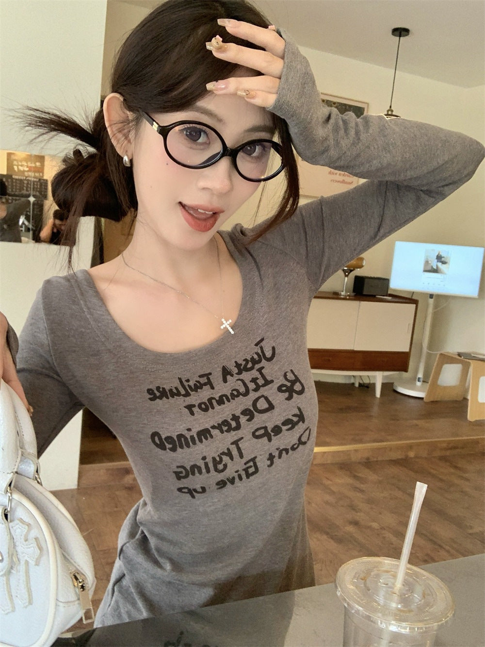 レディース トップス ロンT シャツ カットソー インナー 長袖 萌袖 Uネック ラウンドネック タイト スリム 細身 ストリート 伸縮性 アメカジ シンプル カジュアル おしゃれ こなれ感 ラフ 抜け感 無地 ロゴ 英字 春 夏 秋 冬 学生 通学 お出かけ イベント 公園 休日 ショッピング ライブ フェス モノトーン 韓国 オルチャン コーデ 楽ちん 普段使い 着回し 定番 S M L XL グレー ベーシックカラー 大人カラー