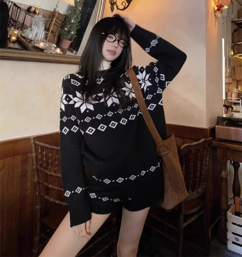 レディース トップス パンツ ボトムス ニット セーター プルオーバー セットアップ ミディアム ショートパンツ ショート 膝上 長袖 ドロップショルダー クルーネック 襟なし オーバーサイズ 編み込み 伸縮性 かわいい 大人可愛い シンプル カジュアル 上品 おしゃれ レトロ こなれ感 ラフ 存在感 抜け感 カントリー ナチュラル ノルディック 秋 冬 クリスマス 学生 学校 通学 デート お出かけ イベント 旅行 休日 ライブ カフェ 脚長 普段使い 着回し インスタ映え S M L ゆったり