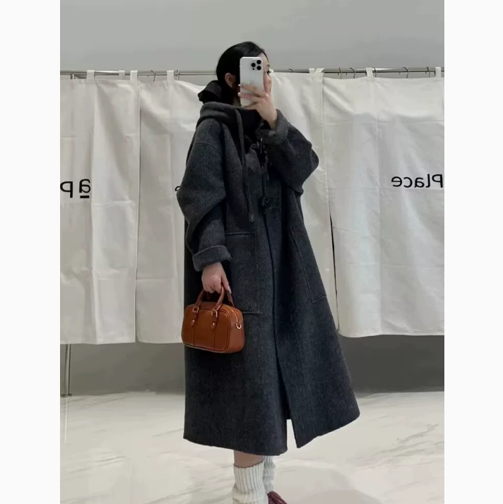 レディース コート アウター 上着 ダッフル ロング 長袖 ハイネック 襟なし フード Iライン ポケット 前開き ボタン かわいい 大人可愛い きれいめ シンプル カジュアル 上品 おしゃれ こなれ感 ラフ 主役級 存在感 都会的 クラシカル 無地 秋 冬 通勤 通学 デート お出かけ パーティー イベント リゾート 旅行 レストラン 女子会 休日 バカンス ホテル ショッピング カフェ 暖かい 防寒 体型カバー 普段使い 定番 S M L ブラック 茶色 ブラウン ダークグレー ベージュ