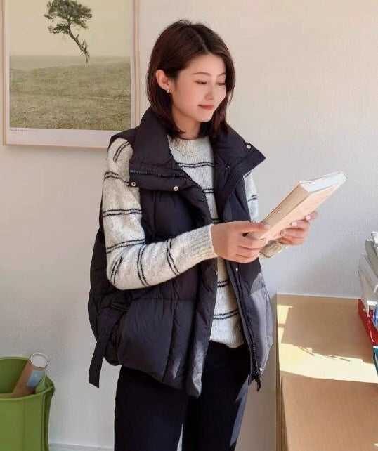 レディース ベスト アウター 上着 羽織 前開き 中綿ベスト ミドル丈 袖なし ノースリーブ スタンドカラー フェミニン ファスナー ポケット ボタン 中綿 かわいい 大人可愛い きれいめ シンプル カジュアル 上品 おしゃれ こなれ感 抜け感 ベーシック 無地 秋 冬 通勤 学生 学校 通学 デート お出かけ お泊まり 女子会 休日 高原 ガーデン ショッピング カフェ 暖かい 防寒 普段使い 着回し M L XL 2XL 3XL 大きいサイズ ゆったり 黒 ブラック 茶色 ブラウン オフホワイト