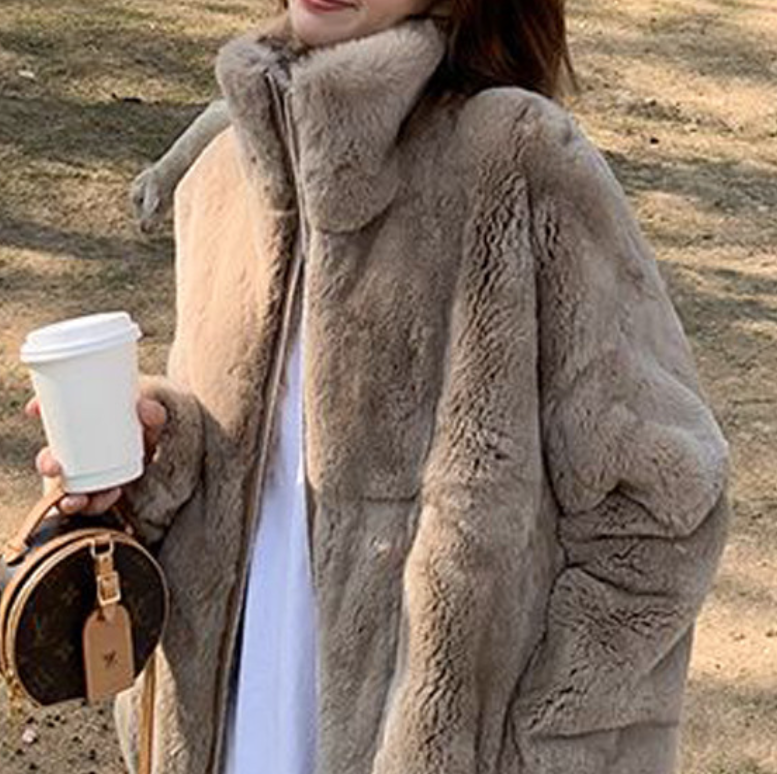 レディース コート アウター 上着 ショート 長袖 ハイネック ふわふわ ファスナー ポケット 前開き ファー かわいい 大人可愛い きれいめ シンプル カジュアル 上品 おしゃれ モード系 主役級 都会的 無地 秋 冬 通勤 デート お出かけ お泊まり イベント 旅行 レストラン 女子会 休日 ショッピング カフェ コーデ 楽ちん 暖かい 防寒 体型カバー 普段使い 清楚 S M L 白 ホワイト 黒 ブラック ダークグレー オフホワイト カーキ ピンク