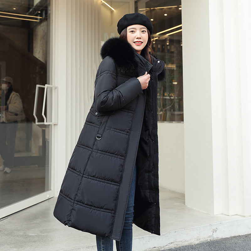 レディース コート アウター 上着 ロングコート ダウンコート 膝下 ロング 長袖 ハイネック フード ストレート Iライン ファスナー ポケット ファー フェイクファー 大人可愛い シンプル おしゃれ こなれ感 ラフ 個性的 主役級 存在感 抜け感 都会的 無地 秋 冬 ロングシーズン ママ 通勤 通学 部活 デート 旅行 公園 重ね着 韓国 オルチャン 楽ちん 暖かい 防寒 体型カバー 普段使い 着回し レイヤード インスタ映え M L XL 2XL 大きいサイズ 白 ホワイト 黒 ブラック