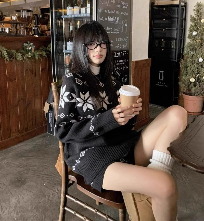 レディース トップス パンツ ボトムス ニット セーター プルオーバー セットアップ ミディアム ショートパンツ ショート 膝上 長袖 ドロップショルダー クルーネック 襟なし オーバーサイズ 編み込み 伸縮性 かわいい 大人可愛い シンプル カジュアル 上品 おしゃれ レトロ こなれ感 ラフ 存在感 抜け感 カントリー ナチュラル ノルディック 秋 冬 クリスマス 学生 学校 通学 デート お出かけ イベント 旅行 休日 ライブ カフェ 脚長 普段使い 着回し インスタ映え S M L ゆったり