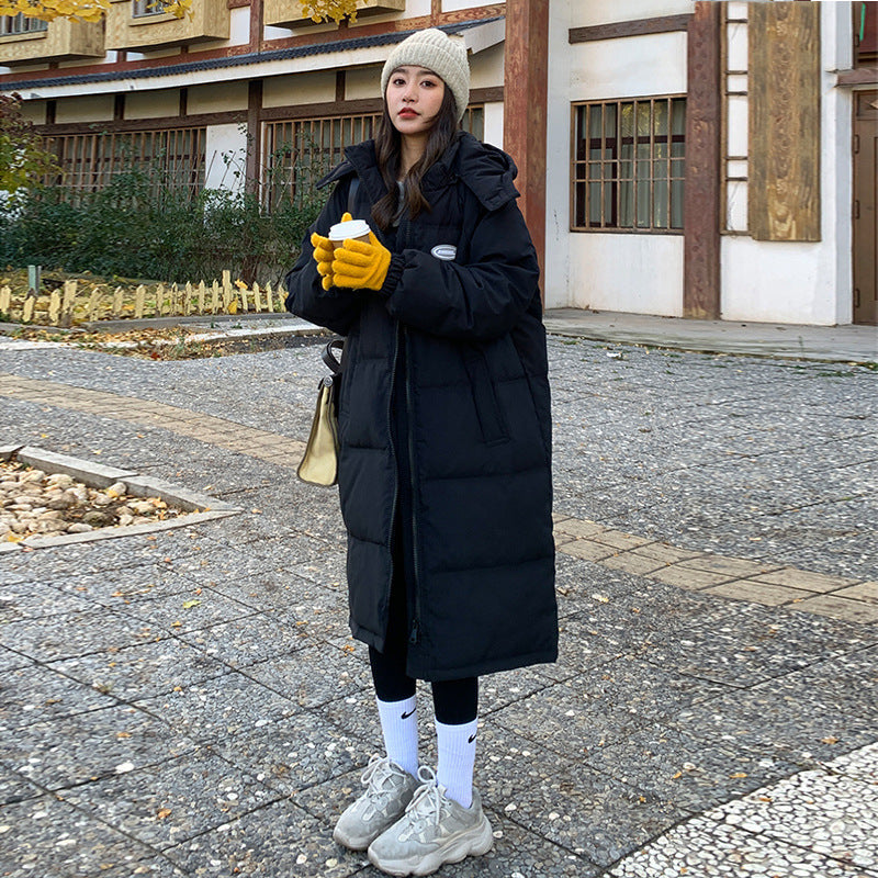 レディース ダウン アウター 上着 羽織 ロング 長袖 ハイネック フード ストレート Iライン ファスナー ポケット 前開き 大人可愛い シンプル おしゃれ 個性的 主役級 存在感 無地 秋 冬 ロングシーズン ママ オフィス ビジネス OL 通勤 デート お出かけ 旅行 公園 合コン 重ね着 韓国 オルチャン 暖かい 防寒 体型カバー 美脚 脚長 普段使い 着回し レイヤード モテ 清楚 トレンド 流行 インスタ映え S M L XL 大きいサイズ 白 ホワイト 黒 ブラック