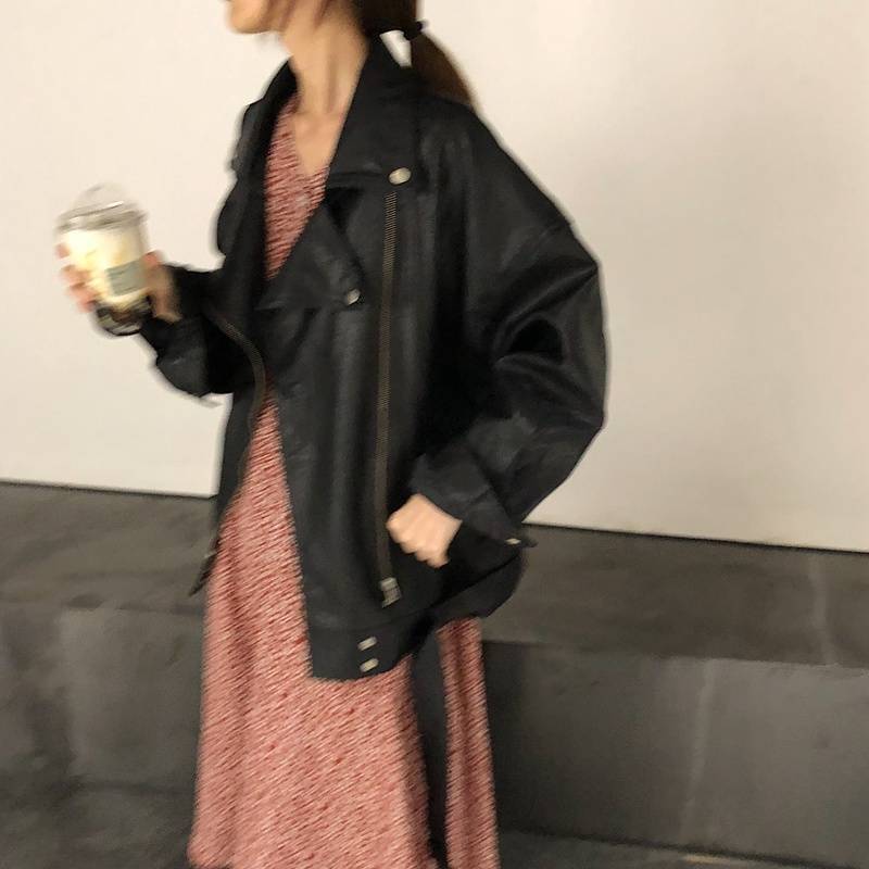 レディース ジャケット アウター 上着 レザージャケット ミドル丈 長袖 Vネック 襟付き ワイド ポケット 前開き ボタン レザー フェイクレザー シンプル カジュアル おしゃれ かっこいい エスニック こなれ感 メンズライク マニッシュ 個性的 主役級 存在感 都会的 無地 春 秋 ママ デート お出かけ 旅行 合コン 韓国 オルチャン 普段使い 着回し モテ 清楚 トレンド インスタ映え 定番 S M L XL 2XL 大きいサイズ ビッグ ゆったり ゆる 黒 ブラック