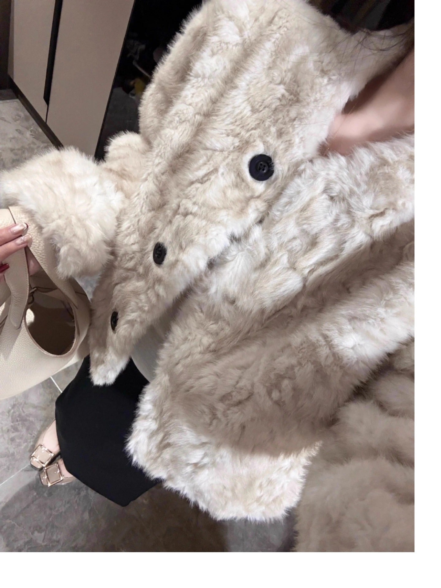 レディース ジャケット アウター 上着 前開き ショート 長袖 Vネック ワイド ストレート もこもこ ふわふわ ボタン ファー フェイクファー 厚手 大人可愛い きれいめ シンプル おしゃれ こなれ感 個性的 クール 主役級 存在感 抜け感 都会的 無地 秋 冬 ロングシーズン ママ 通勤 デート お出かけ 旅行 女子会 ホテル 合コン 韓国 オルチャン 楽ちん 暖かい 防寒 体型カバー 普段使い 着回し モテ トレンド 流行 インスタ映え 定番 S M L クリーム
