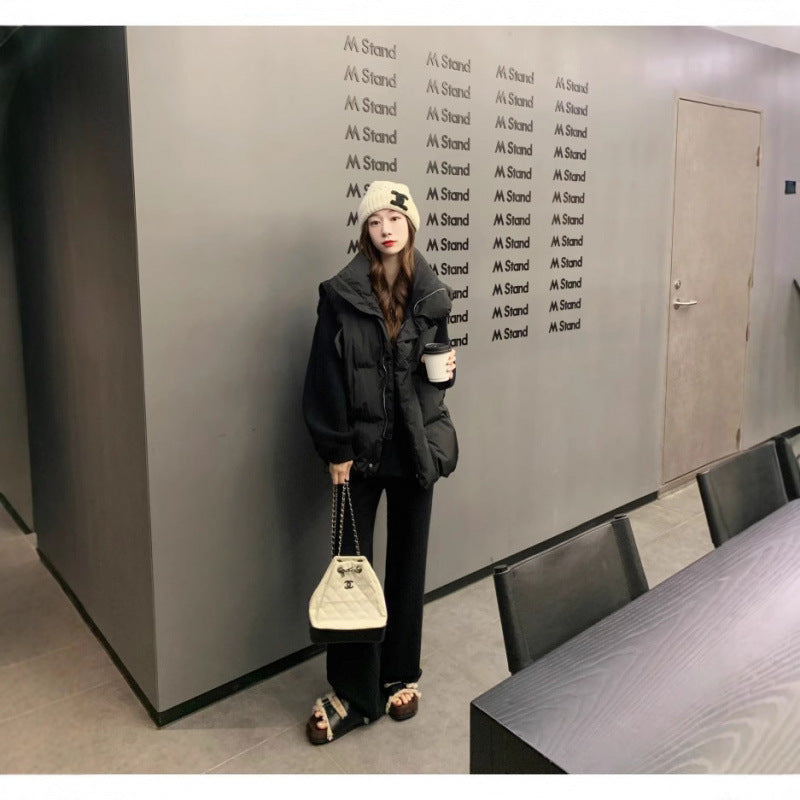 レディース ジャケット ベスト 上着 ダウン 前開き 袖なし ノースリーブ ハイネック オーバーサイズ  ストリート ファスナー ポケット かわいい 大人可愛い きれいめ シンプル カジュアル 上品 おしゃれ こなれ感 ラフ 主役級 存在感 抜け感 無地 春 秋 冬 通勤 デート お出かけ アウトドア キャンプ リゾート 旅行 公園 女子会 休日 ショッピング 韓国 オルチャン コーデ 楽ちん 暖かい 防寒 体型カバー 普段使い S M L XL 黒 ブラック オフホワイト カーキ ブルー