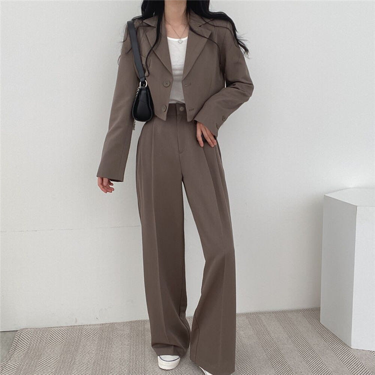 レディース トップス ジャケット パンツ ボトムス コート 上着 羽織 前開き ショート 長袖 襟付き ストレート Iライン ポケット ハイウエスト 大人可愛い きれいめ シンプル 上品 おしゃれ こなれ感 個性的 エレガント 主役級 存在感 都会的 無地 春 秋 冬 ロングシーズン ママ 通勤 デート お出かけ 女子会 韓国 オルチャン 暖かい 防寒 体型カバー 普段使い 着回し モテ 流行 インスタ映え S M L XL 2XL 3XL ゆったり ゆる 白 ホワイト 黒 ブラック