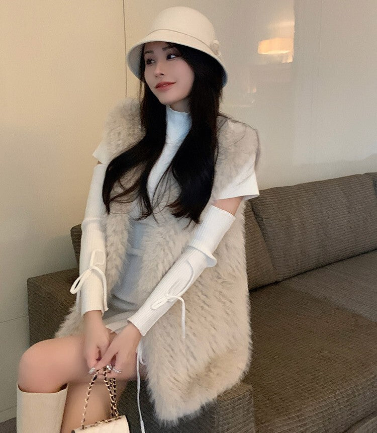 レディース ベスト 羽織 前開き ミディアム 袖なし ノースリーブ Vネック フェミニン フェイクファー かわいい 大人可愛い きれいめ シンプル 上品 おしゃれ こなれ感 存在感 キュート 都会的 ラグジュアリー 無地 秋 冬 誕生日 バレンタイン クリスマス ママ デート お出かけ パーティー イベント 旅行 レストラン 女子会 休日 ホテル ショッピング カフェ 普段使い 着回し ゆったり ゆる フリーサイズ グレー カーキ ベーシックカラー 大人カラー