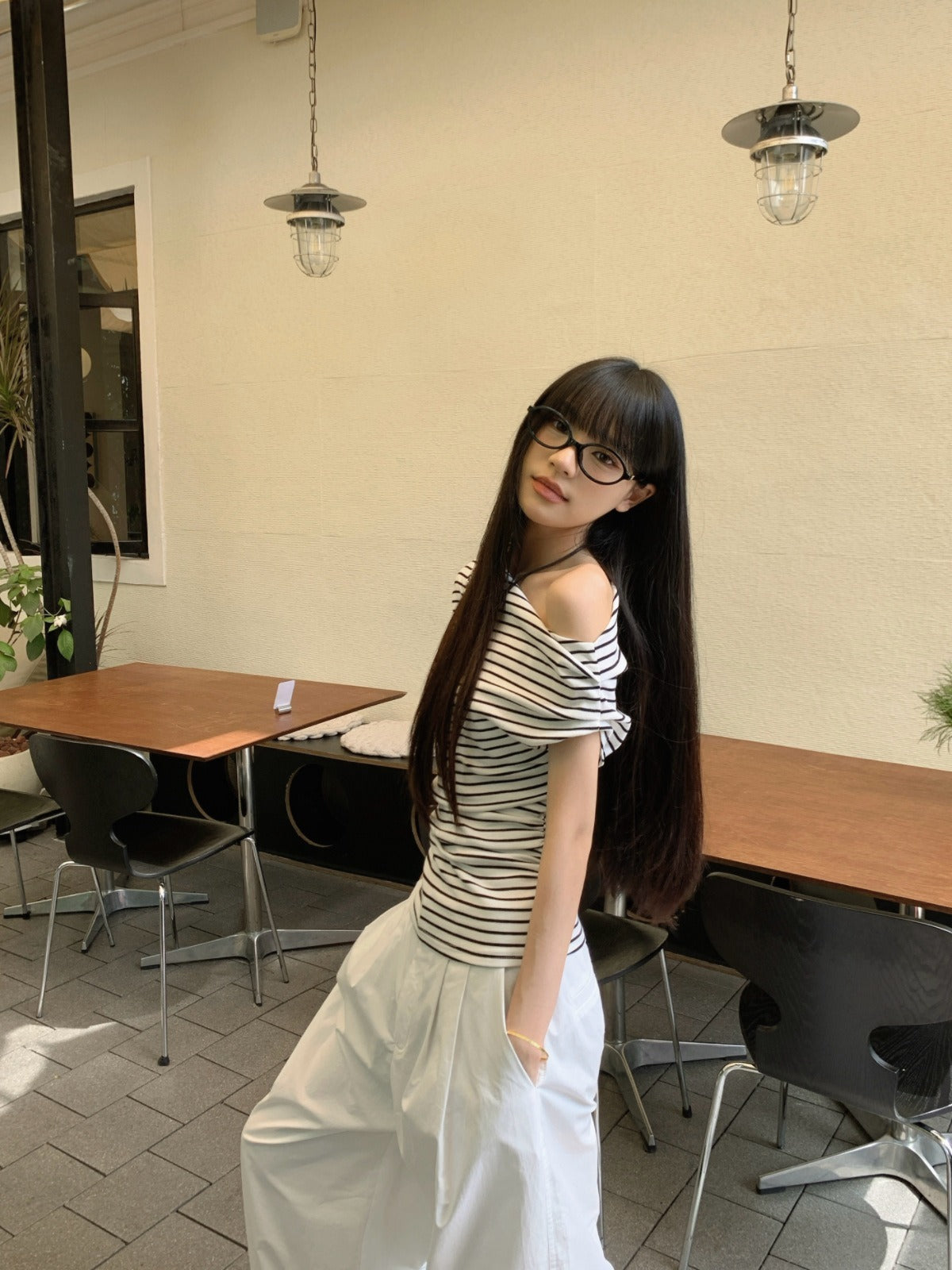 レディース トップス カットソー プルオーバー Ｔシャツ アシンメトリー オフショル オフショルダー 肩見せ ヘルシー 着痩せ シンプル 半袖 フレンチスリーブ スリム かわいい 大人可愛い シンプル カジュアル おしゃれ かっこいい こなれ感 ラフ 主役級 存在感 抜け感 キュート ナチュラル ボーダー 夏 モノトーン お揃い 双子 韓国 オルチャン コーデ 普段使い 着回し スタイルアップ スタイリッシュ S M L XL 2XL 白黒 ブラックホワイト black and white 画像