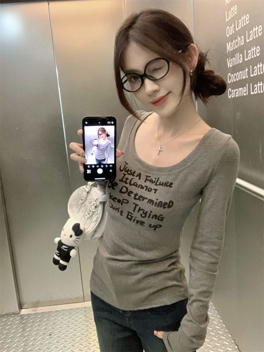 レディース トップス ロンT シャツ カットソー インナー 長袖 萌袖 Uネック ラウンドネック タイト スリム 細身 ストリート 伸縮性 アメカジ シンプル カジュアル おしゃれ こなれ感 ラフ 抜け感 無地 ロゴ 英字 春 夏 秋 冬 学生 通学 お出かけ イベント 公園 休日 ショッピング ライブ フェス モノトーン 韓国 オルチャン コーデ 楽ちん 普段使い 着回し 定番 S M L XL グレー ベーシックカラー 大人カラー