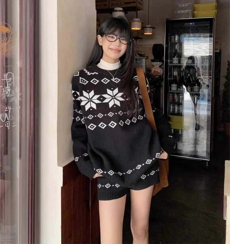 レディース トップス パンツ ボトムス ニット セーター プルオーバー セットアップ ミディアム ショートパンツ ショート 膝上 長袖 ドロップショルダー クルーネック 襟なし オーバーサイズ 編み込み 伸縮性 かわいい 大人可愛い シンプル カジュアル 上品 おしゃれ レトロ こなれ感 ラフ 存在感 抜け感 カントリー ナチュラル ノルディック 秋 冬 クリスマス 学生 学校 通学 デート お出かけ イベント 旅行 休日 ライブ カフェ 脚長 普段使い 着回し インスタ映え S M L ゆったり