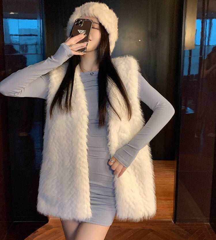 レディース ベスト 羽織 前開き ミディアム 袖なし ノースリーブ Vネック フェミニン フェイクファー かわいい 大人可愛い きれいめ シンプル 上品 おしゃれ こなれ感 存在感 キュート 都会的 ラグジュアリー 無地 秋 冬 誕生日 バレンタイン クリスマス ママ デート お出かけ パーティー イベント 旅行 レストラン 女子会 休日 ホテル ショッピング カフェ 普段使い 着回し ゆったり ゆる フリーサイズ グレー カーキ ベーシックカラー 大人カラー