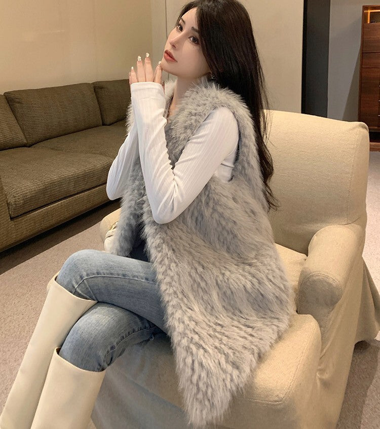 レディース ベスト 羽織 前開き ミディアム 袖なし ノースリーブ Vネック フェミニン フェイクファー かわいい 大人可愛い きれいめ シンプル 上品 おしゃれ こなれ感 存在感 キュート 都会的 ラグジュアリー 無地 秋 冬 誕生日 バレンタイン クリスマス ママ デート お出かけ パーティー イベント 旅行 レストラン 女子会 休日 ホテル ショッピング カフェ 普段使い 着回し ゆったり ゆる フリーサイズ グレー カーキ ベーシックカラー 大人カラー
