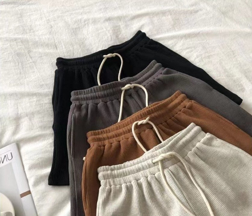 レディース パンツ ボトムス ルームウェア 部屋着 ショートパンツ ワイドパンツ ショート 膝上 フェミニン ポケット ハイウエスト ウエストゴム ドロスト アメカジ 大人可愛い きれいめ シンプル カジュアル 上品 おしゃれ こなれ感 ラフ 抜け感 ベーシック 無地 春 夏 学生 学校 通学 部活 お出かけ お泊まり リゾート 海 ビーチ 公園 休日 ショッピング お家時間 脚長 普段使い 着回し 定番 M L XL 2XL 大きいサイズ ゆったり 黒 ブラック ライトグレー ダークグレー キャラメル